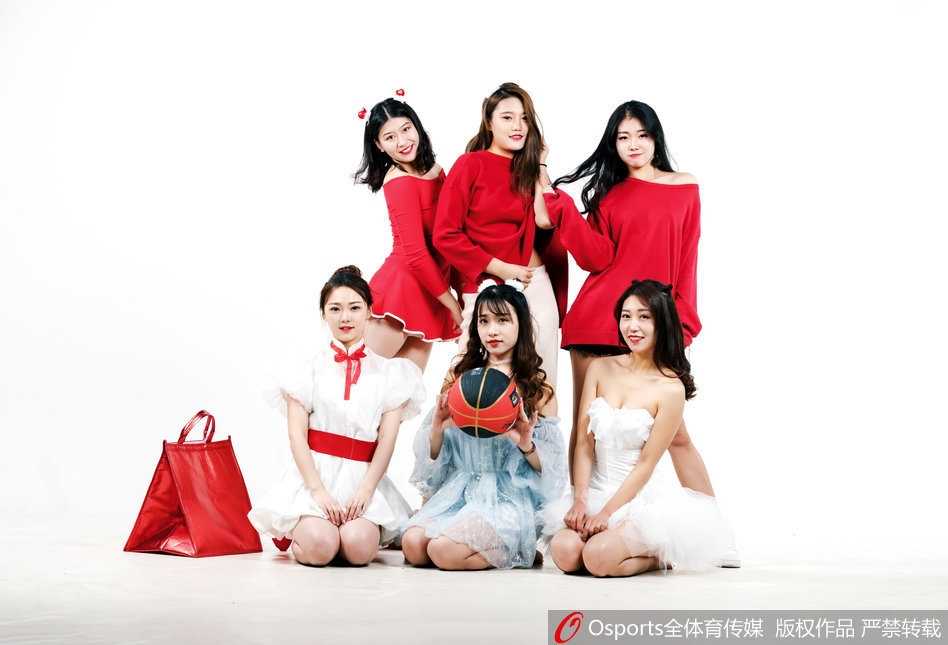 在球员通道的入口处，这位宝贝回眸一笑，手中的绒球仿佛也沾染了她的喜悦，即便不是比赛时刻，她们也是最靓丽的风景。