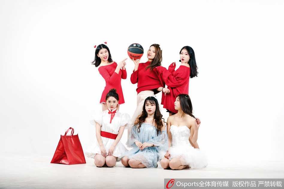 即使是练习的间隙，姑娘们聚在一起也散发着满满的元气，这种不加修饰的青春活力比任何华丽的辞藻都更加动人。