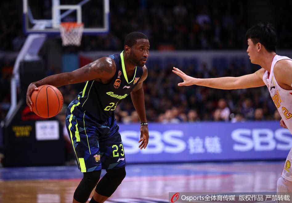 广东外援唐纳德-斯隆面对严防死守，压低重心全力运球突破，试图撕开深圳队的防线，为队友创造得分机会。