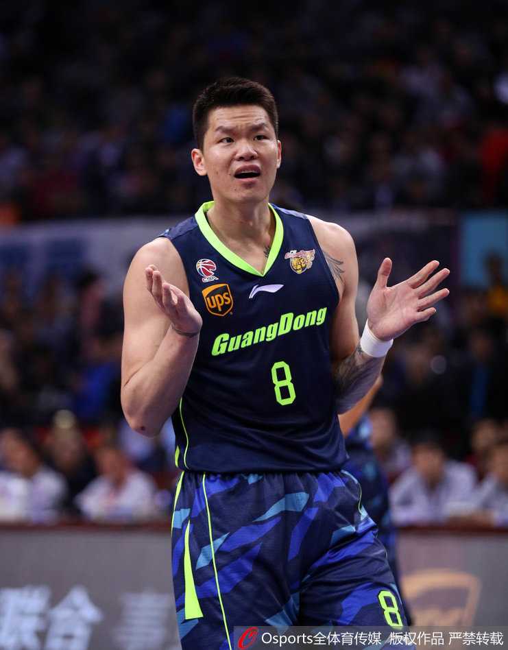 广东队陈江华在拼抢倒地后起身，手指前方大声向裁判解释，脸上写满了无辜与不解，对这次判罚充满疑问。