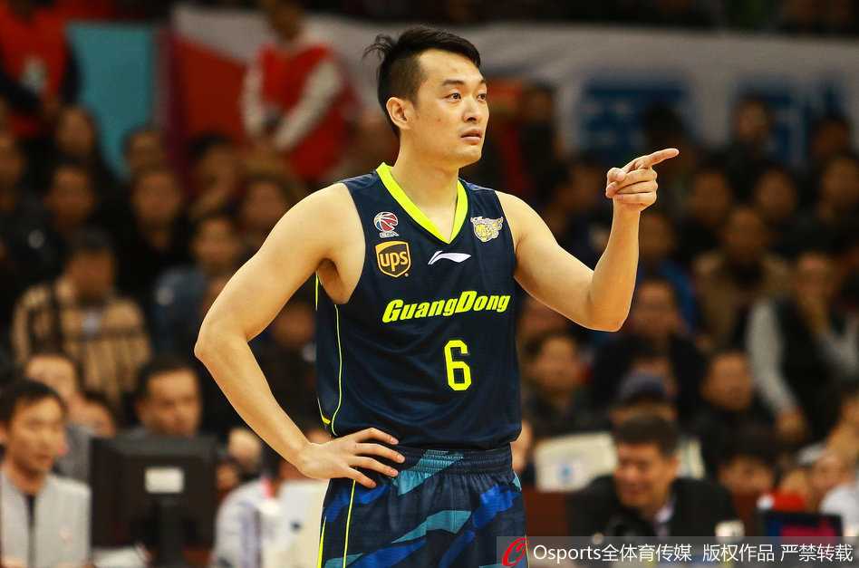 广东队核心易建联带球强行突破，尽管受到膝伤困扰移动受限，但他依然凭借出色的技术晃过防守，展现出领袖的担当。