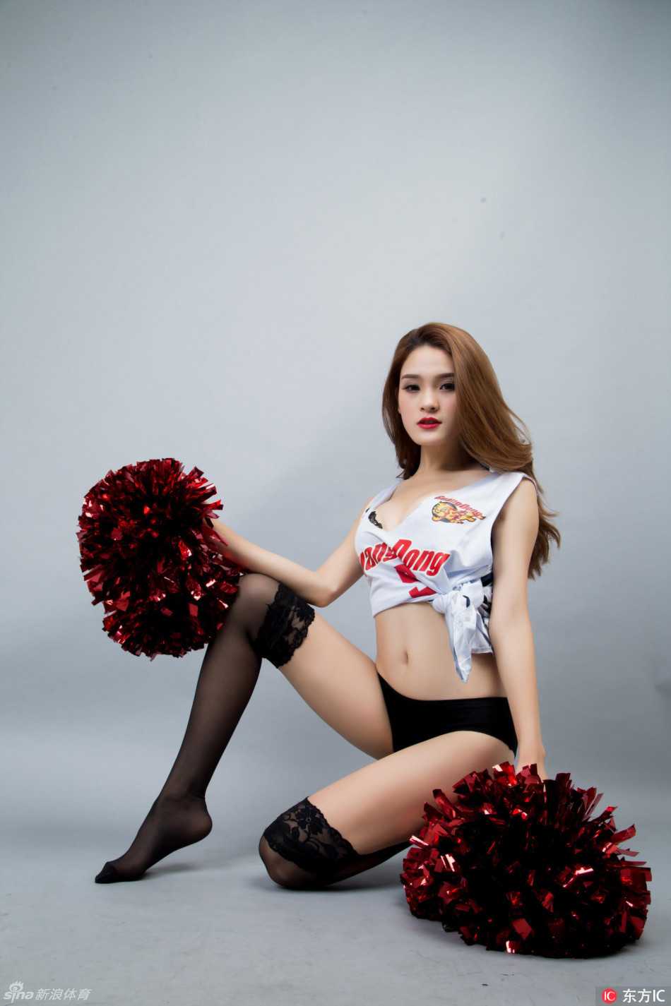 赛场边，几位篮球宝贝面对镜头展现出自信从容的微笑，她们手拿助威花束，在总决赛的聚光灯下，成为了“华南虎”主场最靓丽的风景线。