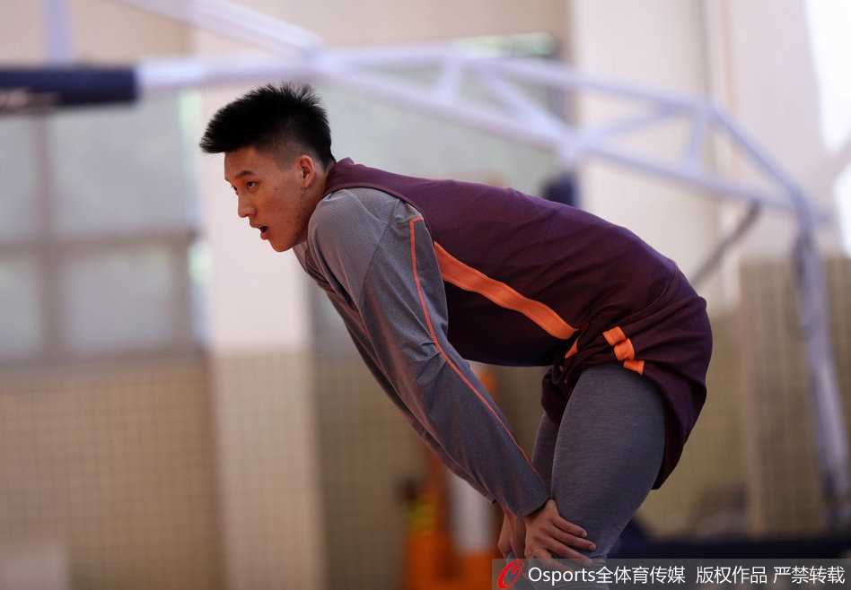 华南虎厉兵秣马迎广州德比,粤媒聚焦新阵磨合与阿联领袖担当 易建联在对抗训练中高高跃起,双手仿佛要摘下篮板上方的空气,那专注的神情仿佛在告诉所有人,这只是一场普通的常规赛备战,但他的目光里早已映出总冠军的轮廓。