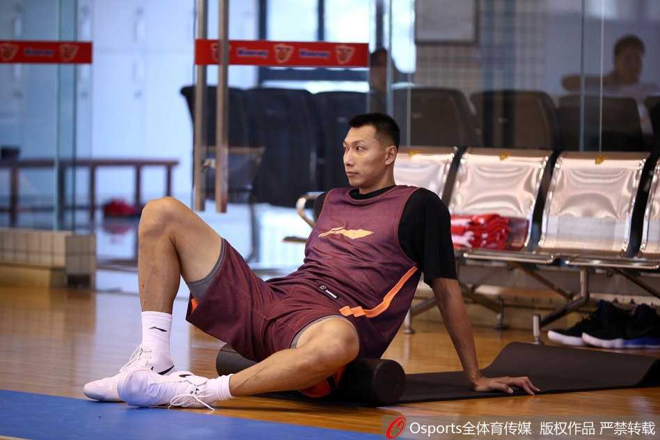 华南虎厉兵秣马迎广州德比,粤媒聚焦新阵磨合与阿联领袖担当 尤纳斯目光如炬,训练场上双手抱胸审视着弟子们的每一次跑位,这位欧洲恺撒正试图将铁血防守的基因注入全新的华南虎。