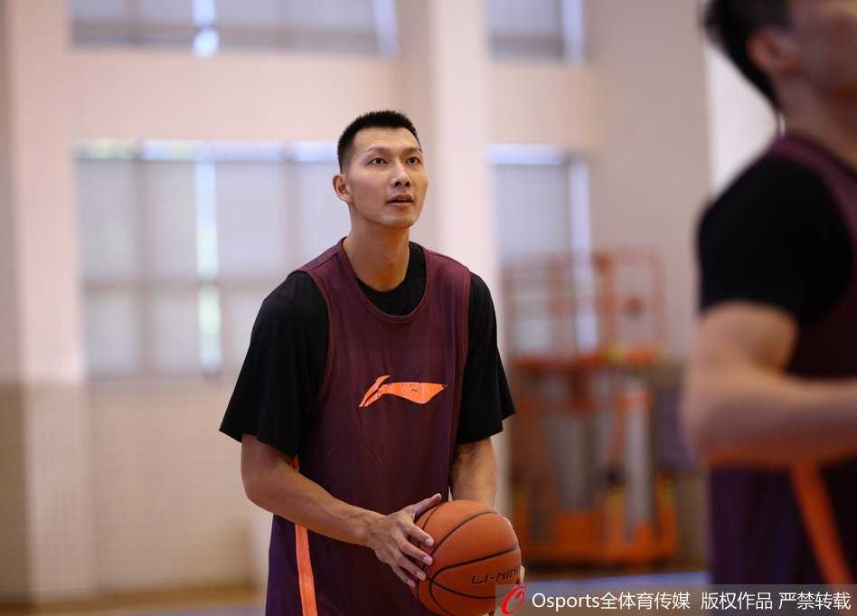 华南虎厉兵秣马迎广州德比,粤媒聚焦新阵磨合与阿联领袖担当 赵睿在训练中持球快速推进,年轻的国字号后卫像一道黑色的闪电划破球场,他的成长速度,将决定宏远未来后场的高度。