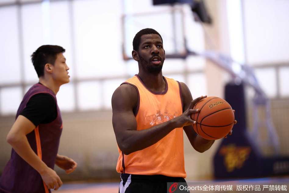 华南虎厉兵秣马迎广州德比,粤媒聚焦新阵磨合与阿联领袖担当 训练结束后,易建联与周鹏双核击掌相庆,汗水在灯光下闪烁,两只大手紧紧握在一起,无需言语,这是属于华南虎领袖间的默契与担当。