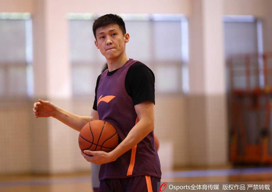 华南虎厉兵秣马迎广州德比,粤媒聚焦新阵磨合与阿联领袖担当 外援尼克尔森在三分线外果断出手,皮球在空中划过一道彩虹般的弧线,精准坠入网窝,他的出色状态让一旁的训练师都忍不住握拳叫好。