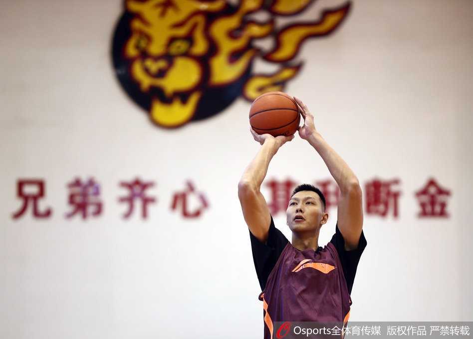 华南虎厉兵秣马迎广州德比,粤媒聚焦新阵磨合与阿联领袖担当 周鹏在训练中贴身紧防杨金蒙,队长的手臂像一张大网笼罩着对手,即便只是队内训练,那凶狠的眼神也足以让任何进攻者感到窒息。