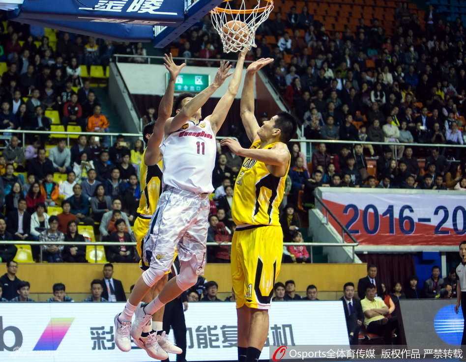 周鹏与易建联围绕在裁判身边激烈交流，朱芳雨上前拉开队友，试图让激动的队长冷静下来。