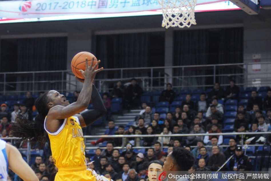 广厦核心福特森如灵猫般运球突破，青岛队防守球员寸步不离，展开一场速度与激情的较量