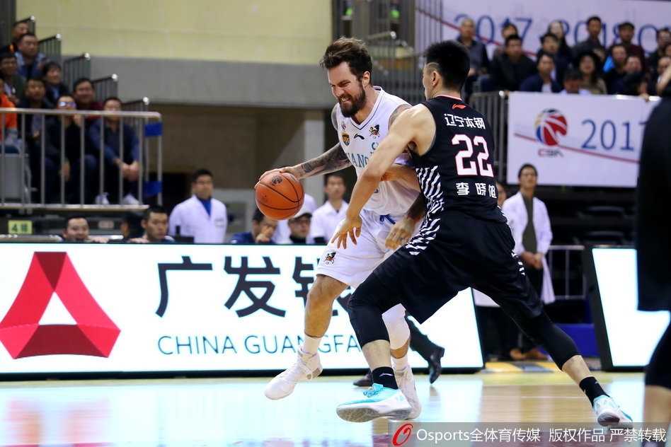 单外援肯帝亚难挡辽宁狂潮,主场三十二分惨败终结四连胜 辽宁队后卫赵继伟如精灵般穿梭于防守缝隙中,他眼神犀利,送出一记精妙的背后传球,瞬间撕开了对手的防线。