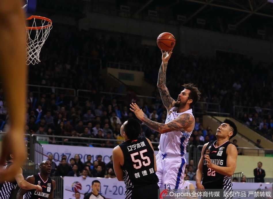 单外援肯帝亚难挡辽宁狂潮,主场三十二分惨败终结四连胜 江苏老将陈磊在比赛中坚定地执行战术,尽管面对年轻力壮的防守者,他依然毫无畏惧,奋力将球传给位置更好的队友。