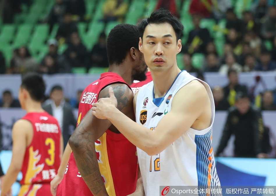 吉林队外援兰德里高高跃起，在四川队内线头上完成一记势大力沉的单手劈扣，展现了昔日火箭球员的风采。