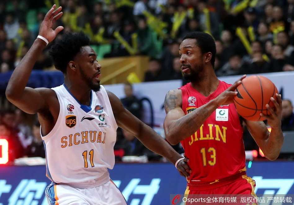 吉林队球员高诗岩组织进攻，他沉着冷静地指挥队友跑位，面对老将刘炜的防守毫不怯场，尽显大将之风。