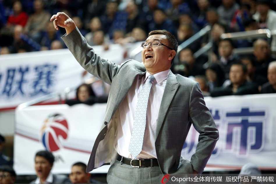 陈林坚眼神坚毅走上罚球线，全场球迷屏息期待这关键一球的应声入网