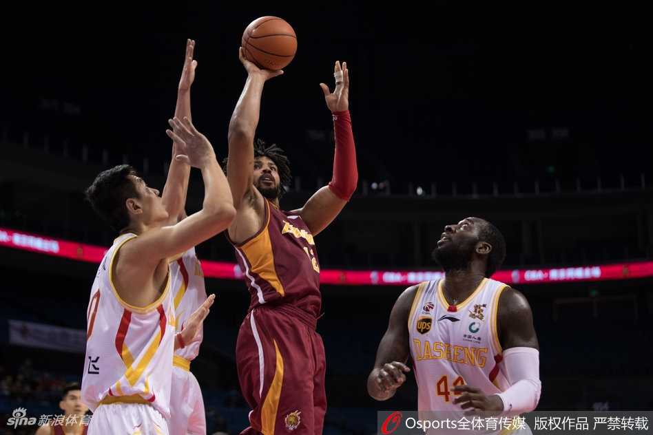 冯欣运球穿越半场时，面对浙江队防守悍将的贴身紧逼，他从容不迫地护住球，用节奏变化撕裂对方防线