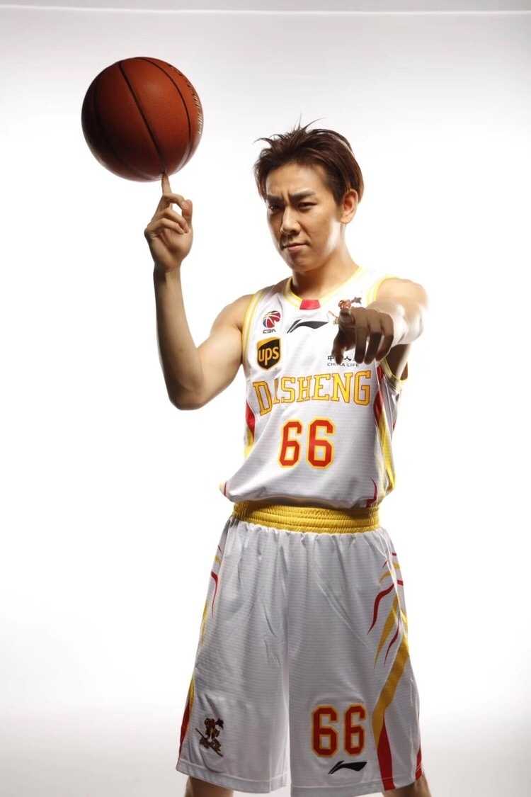 乔文瀚侧身凝视篮筐，射手本色尽显，仿佛下一秒就要百步穿杨。