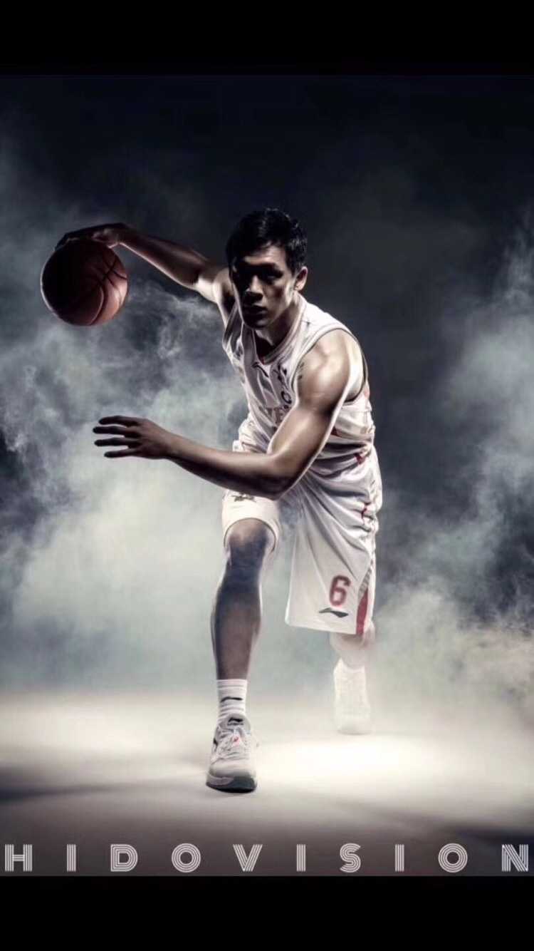 宋建骅与队友击掌相庆，兄弟齐心其利断金，团队氛围热血融洽。