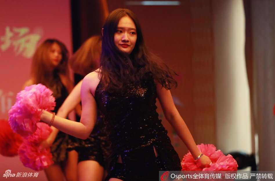 啦啦队宝贝在背景板前留下倩影，修长的身姿与“南京同曦”的队徽相映成辉，她们是新赛季赛场边最靓丽的风景线。