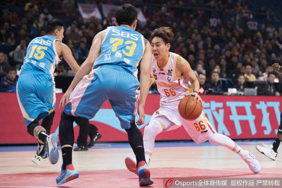 赛后南京同曦队全体球员聚集在场地中央，他们相互击掌庆祝这场来之不易的新主场加时胜利