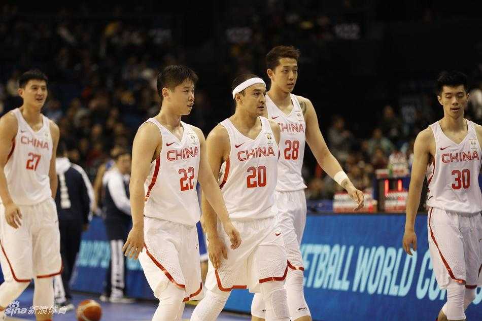 身披红色战袍的中国队球员在对方严密防守下依然冷静出手，篮球在空中划出优美弧线，篮下双方队员卡位抢板，肌肉碰撞间尽显赛场张力。