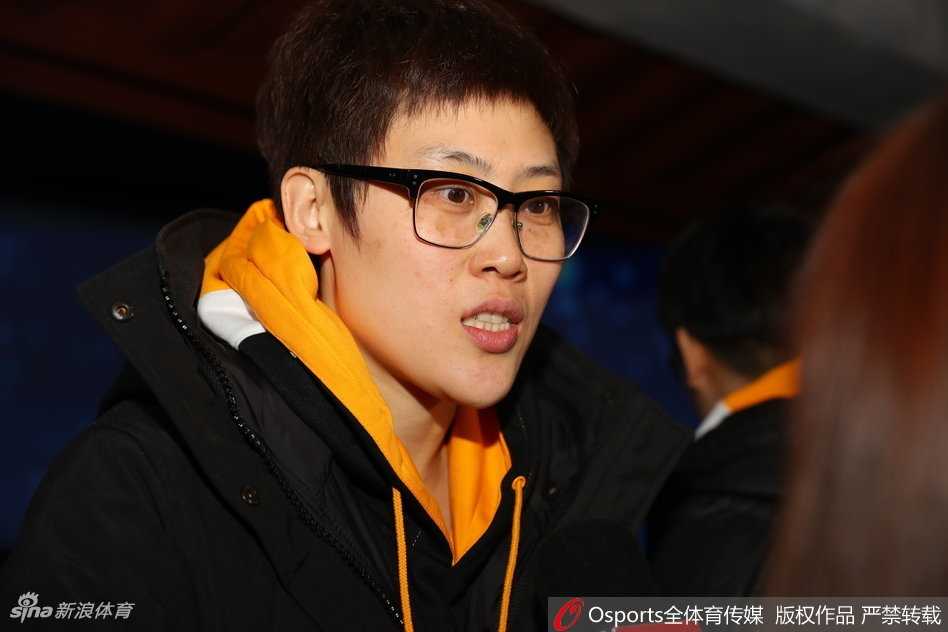 李梦带着标志性的甜美笑容，一边走一边跟身旁的小朋友说着悄悄话，气氛轻松又融洽。