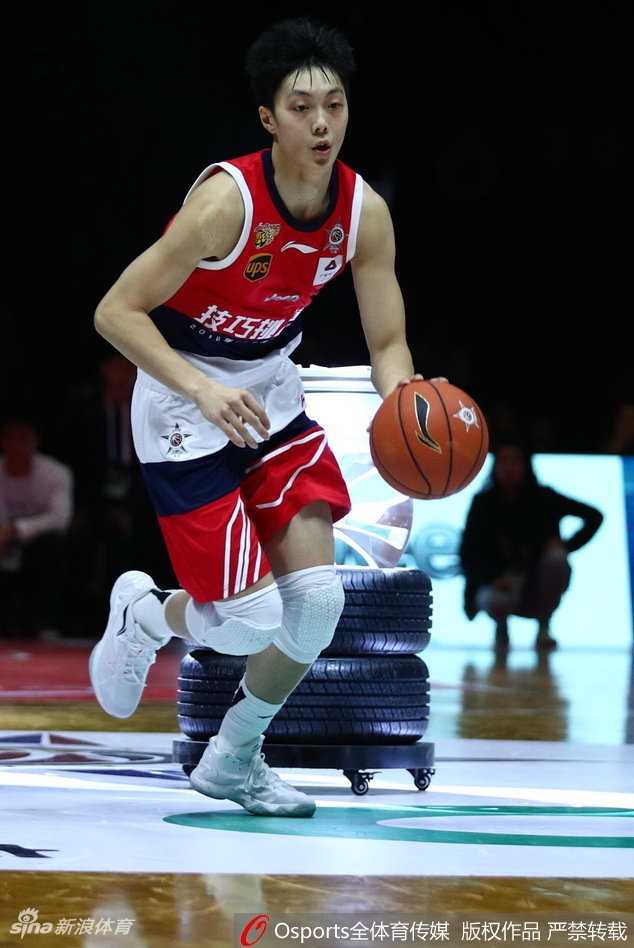 胡明轩眼神专注，在技巧赛障碍间灵巧穿行，宛如球场上的灵动舞者