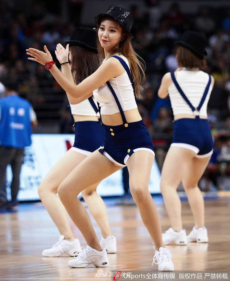 南粤德比场边俏佳人:广东宏远篮球宝贝点燃东莞主场 表演进入高潮,篮球宝贝们侧身展臂,吊带衫的亮片在灯光下闪烁,她们身姿挺拔,眼神专注,仿佛在用肢体语言告诉全场观众:战斗还未结束,激情永不落幕。