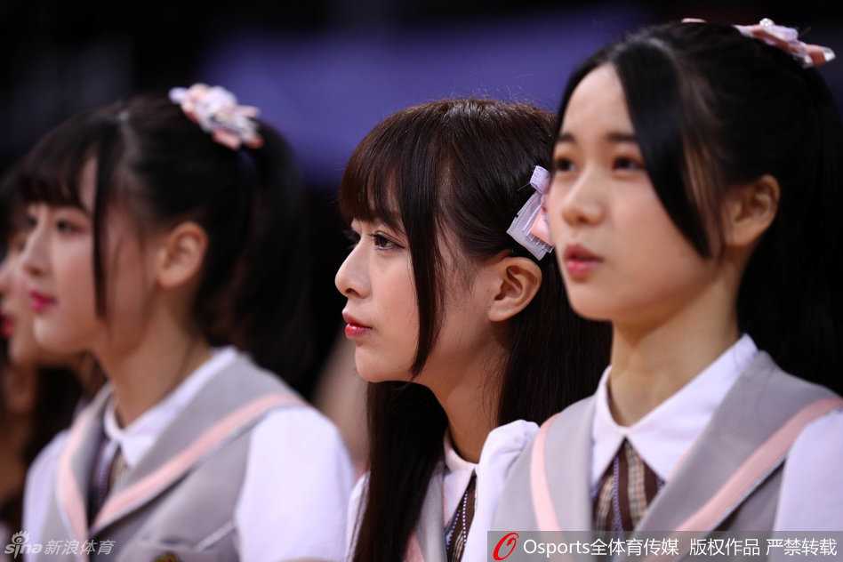 灯光变换，少女们的身影在光影交错中更显灵动，她们仿佛是从二次元走出的篮球宝贝，用最甜美的微笑融化着每一位观众的心。