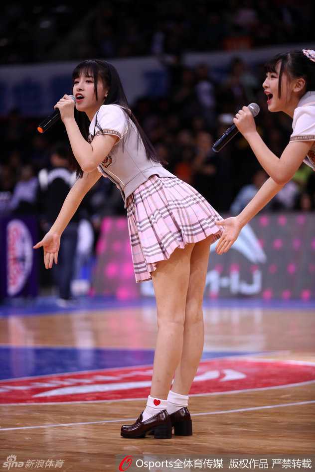 近距离镜头前，GNZ48的成员们眼神明亮而坚定，额角微微渗出的汗珠在灯光下闪闪发光，那是属于舞台与梦想的动人光芒。