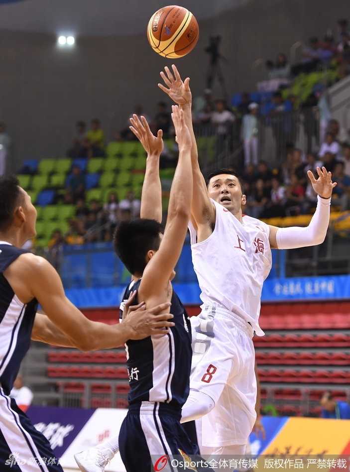 老将刘炜沉着地控球过半场，面对年轻后卫的贴身紧逼，他用经验卡住身位，正欲送出手术刀般的精准传球。