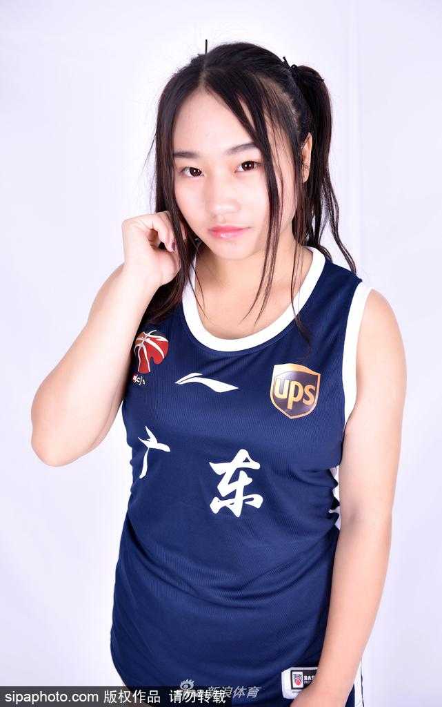 在温暖的逆光中，一位篮球宝贝的轮廓被勾勒出来，她正自信地撩动头发，画面充满艺术美感。