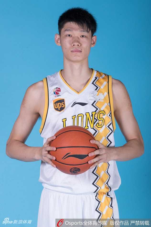 南粤烽火聚鹏城,易建联赵睿领衔群星闪耀2018全明星周末 夺冠后的南区明星队全员围在一起庆祝胜利,易建联手举MVP奖杯站在C位享受荣耀时刻。