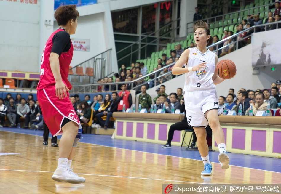 南粤玫瑰主场绽蕾:广东女篮击退新疆豪取关键胜利 广东女篮当家球星李月汝在新疆队严密的包夹防守之下,依然自信地高举篮球,眼神中透露出篮下霸主舍我其谁的霸气。