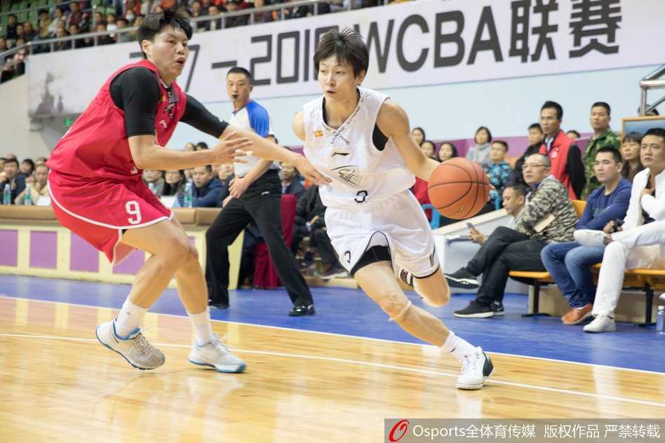 南粤玫瑰主场绽蕾:广东女篮击退新疆豪取关键胜利 新疆女篮队长王丽丽面对防守悍将,毫不畏惧地运球强行突破。她压低重心,速度极快,犹如一把尖刀直插对手心脏地带。