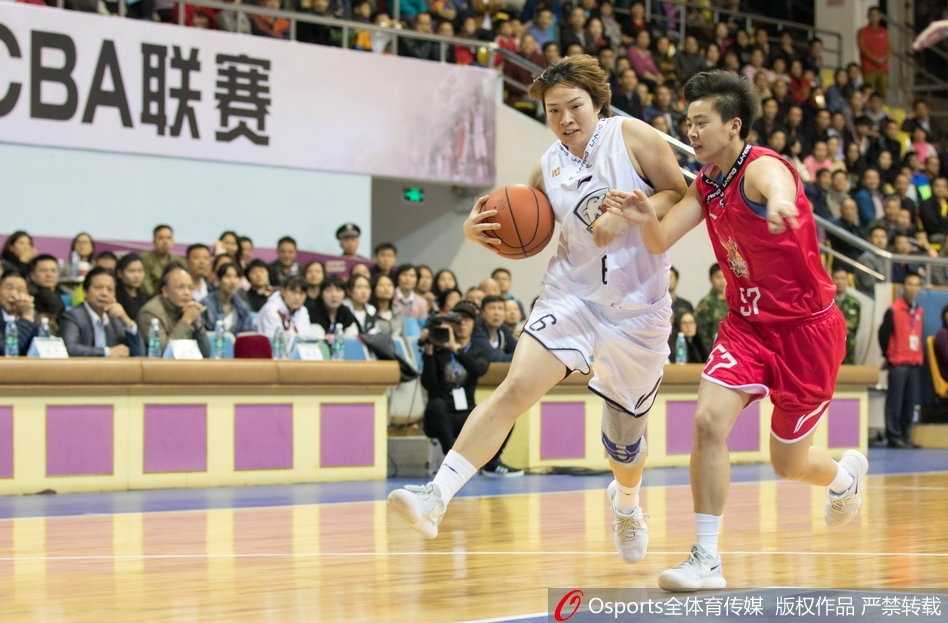 南粤玫瑰主场绽蕾:广东女篮击退新疆豪取关键胜利 获胜后的广东女篮全体队员围成一个紧密的圆圈,她们肩并着肩,头碰着头,共同庆祝这场紧张激烈的胜利,青春的脸庞上写满了兴奋与团结。