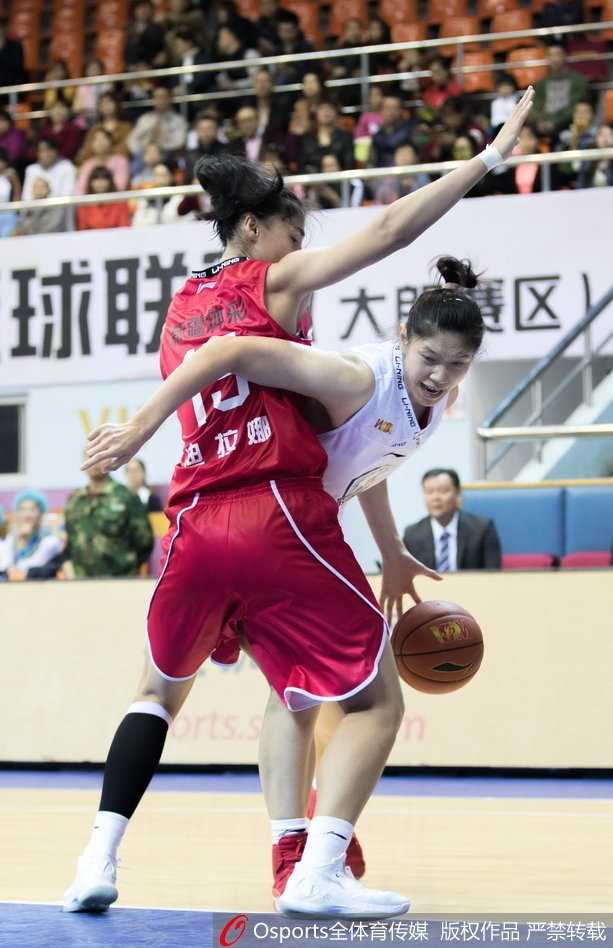 南粤玫瑰主场绽蕾:广东女篮击退新疆豪取关键胜利 新疆球员迪拉娜在对抗中高高跃起,与广东队防守球员激烈拼抢篮板球。两人在空中形成错位,肌肉碰撞的声音仿佛穿透了画面。