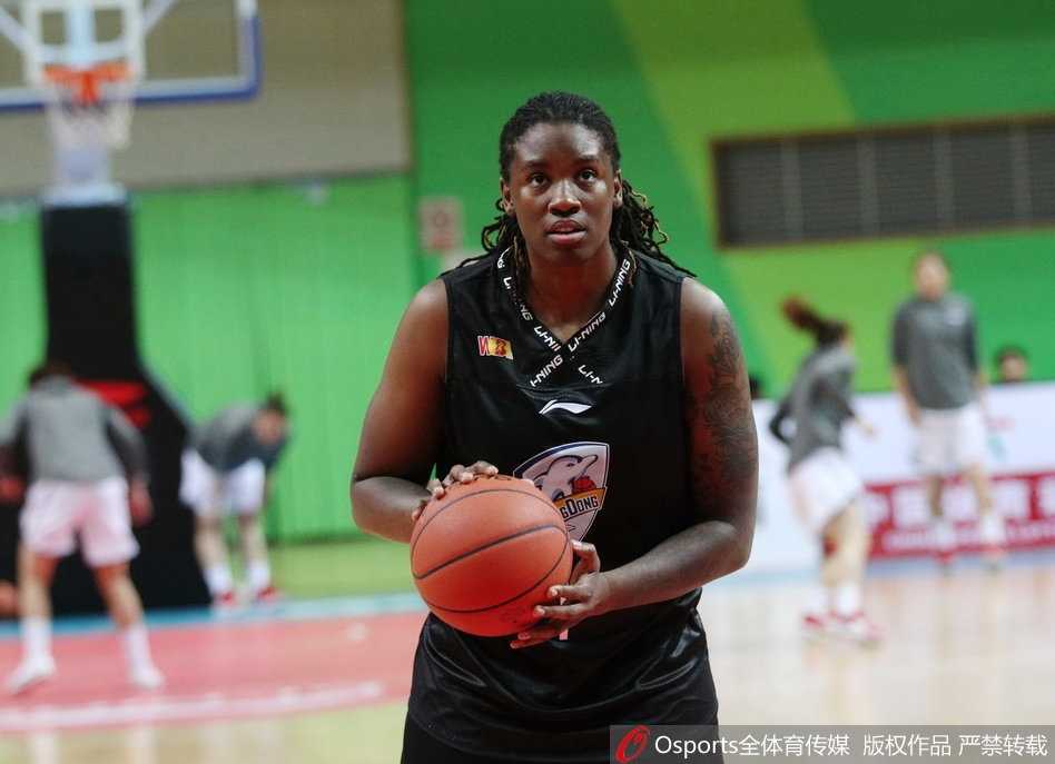 终场哨响，广东女篮球员们激动地拥抱在一起，笑容在客场绽放，汗水与泪水交织，庆祝这场来之不易的逆转胜利。