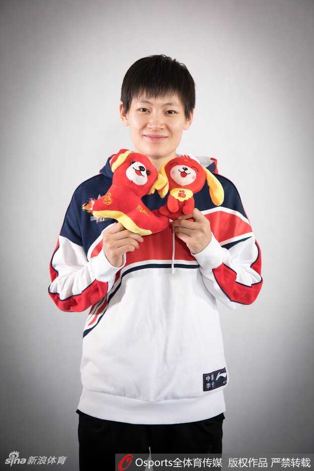 广东女篮队员们身着整齐的红色队服，在镜头前展露灿烂笑容，她们手中举着红色的春联和福字，眼神中流露出对新年的美好期盼和对球迷的真诚感谢。