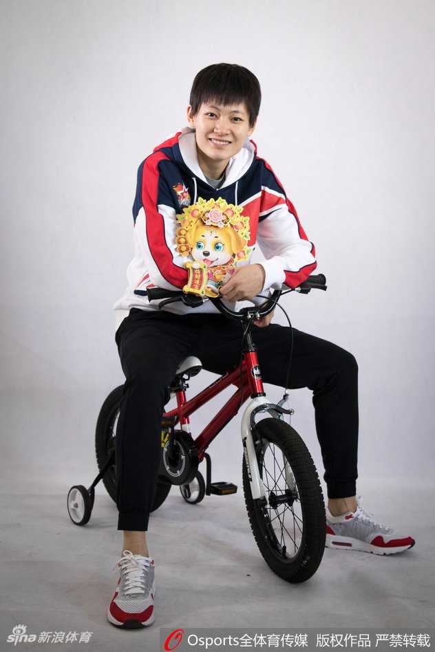 镜头拉近，几位主力队员围聚在一起，手中展开一幅巨大的手写春联，上联书写着对胜利的渴望，下联寄托着对未来的憧憬，她们彼此搭着肩膀，姐妹情深溢于言表。