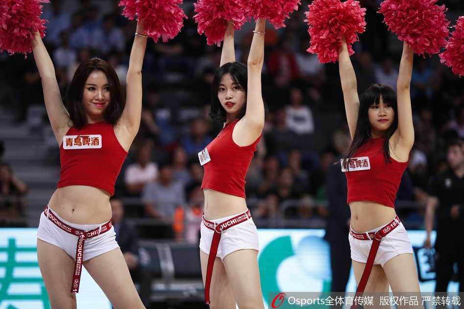 从高处跃下后稳稳落地，宝贝们随即摆出帅气ending pose，自信的眼神彰显着广东啦啦队的王者风范