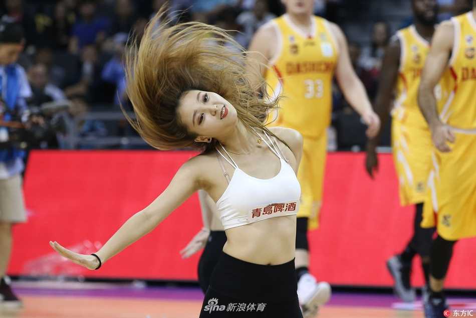 姑娘们身着融合时尚元素的表演服，利用比赛间隙整齐排列，将简单的篮球场变成了展现女性活力与魅力的绚丽T台。