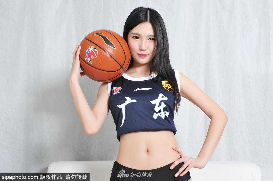 南粤篮畔的炫舞精灵:广东男篮宝贝的青春与热忱 休息间隙,一位宝贝低头整理衣裙,神情专注而温柔。午后的阳光透过场馆的窗户洒在她身上,给她的侧影镀上了一层金色的光晕,这一刻的静谧与赛场的喧嚣形成了动人的对比。