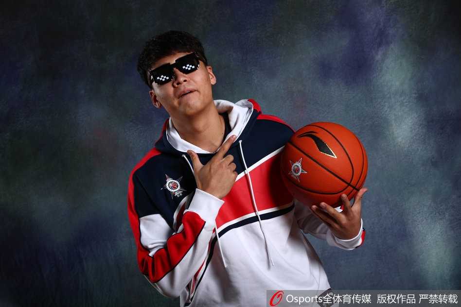 镜头捕捉到小外援福特森在写真间隙的轻松瞬间，他面带笑容，仿佛已经对即将开始的比赛胸有成竹。