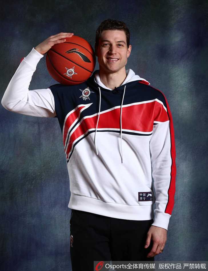 南区队核心易建联在写真拍摄中目光如炬，身披九号战袍的他沉稳地注视着镜头，领袖气质尽显无遗。