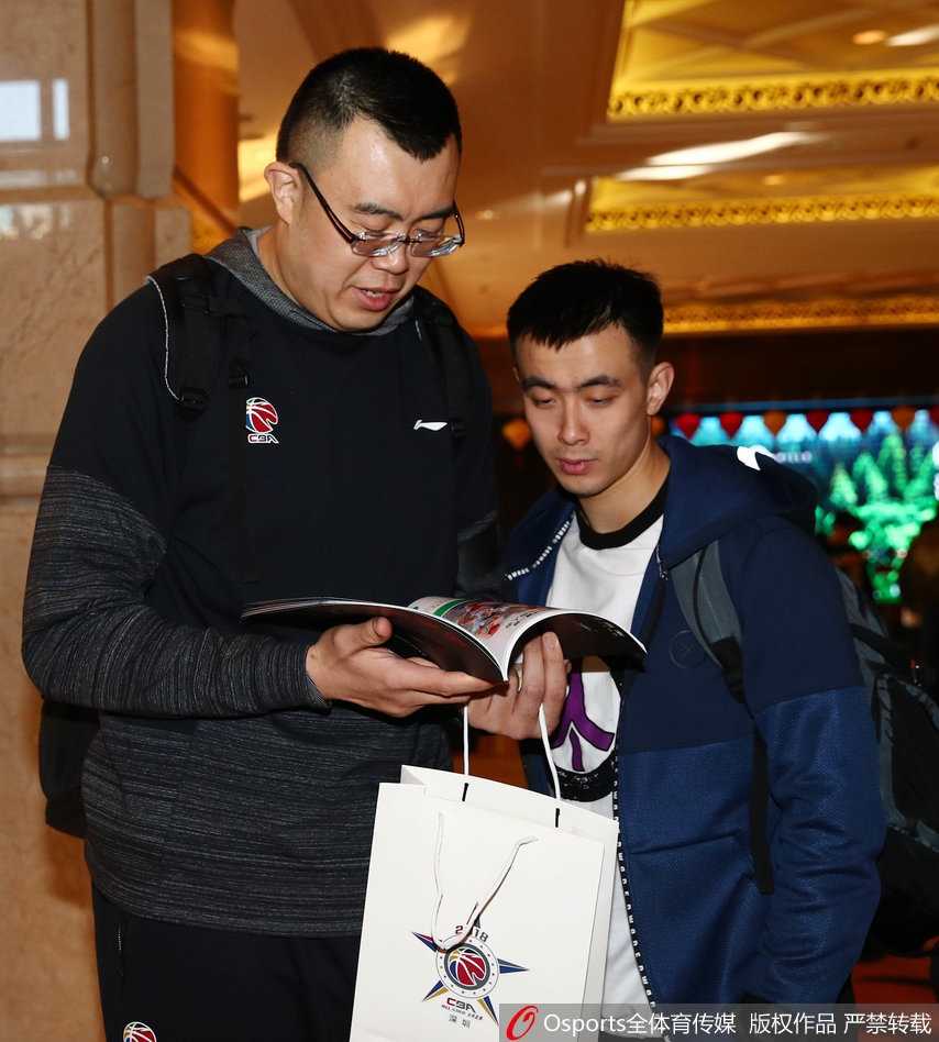 身着酷炫黑色皮衣的丁彦雨航单手插兜走进电梯，神情酷劲十足，彰显着当红锋线杀手的自信与霸气