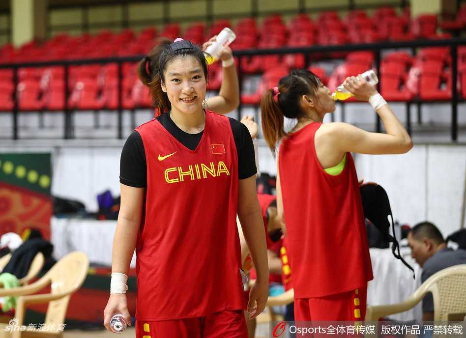 印度备战显从容女篮队员展轻松心态 训练结束后,一位队友细心地帮助李梦披上外套,防止她因出汗而着凉,细微之处见真情,体现了团队的温暖。