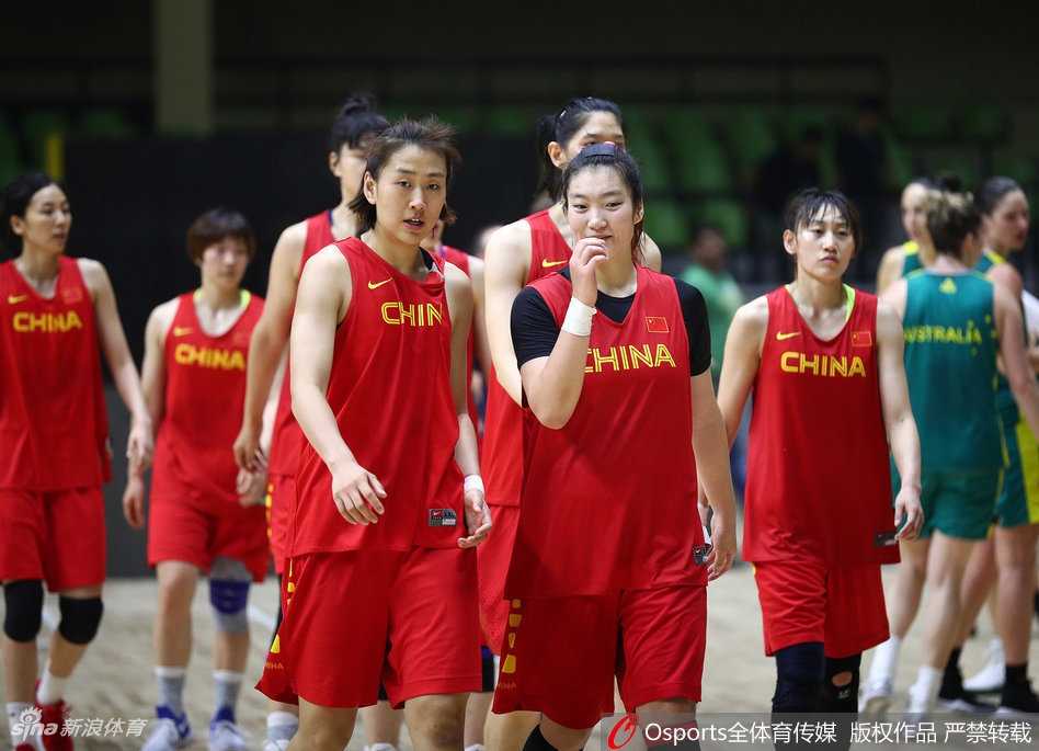 印度备战显从容女篮队员展轻松心态 内线球员李梦在对抗训练后喘着粗气,用手拉起球衣擦拭汗水,一旁的教练员正拿着战术板给她讲解刚刚的卡位动作。