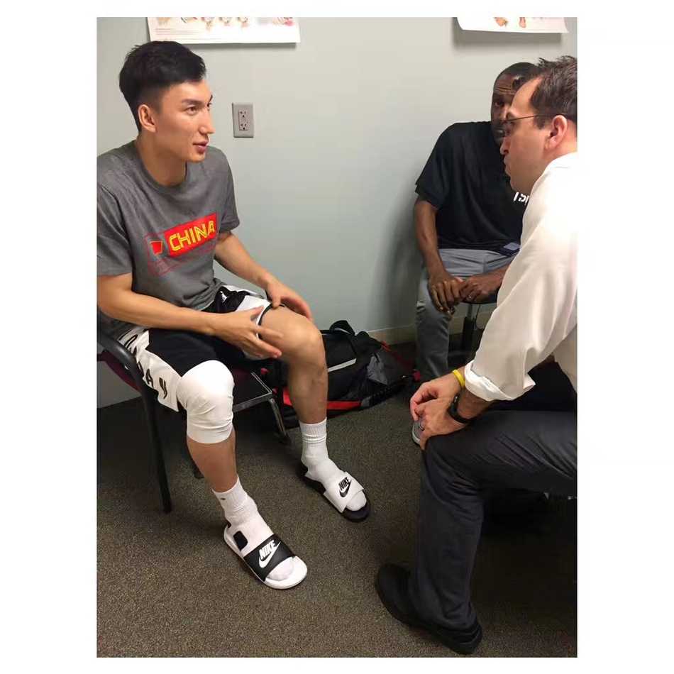 可兰白克远赴重洋疗膝伤 坚韧队长带药硬扛一载只为冠军梦 在安静的诊疗室内,可兰白克正在与医生进行深入交流,他用手比划着膝盖的位置,详细描述着那一阵阵困扰他已久的隐痛。