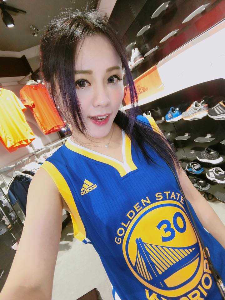 陽光下，心心兒身披勇士隊戰袍，露出燦爛笑容，彷彿在說「今天也要打場好球！」